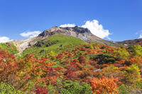 姥ヶ平の紅葉と茶臼岳 [KNO110023209]