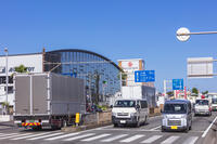 トラックや商用車が行き来する国道16号 【画像処理：車のナンバーを消去】 [KNO110023266]