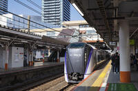 八王子駅に到着する特急列車 [KNO110024726]