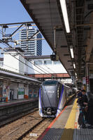 八王子駅に到着する特急列車 [KNO110024727]