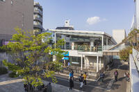 下北沢駅南西口広場 [KNO110024808]