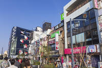 下北沢駅前広場沿いの商店街 [KNO110024813]