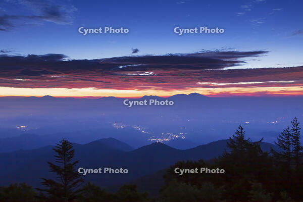 道の駅美ヶ原の展望台より雲海と朝焼け [KNO110022733]