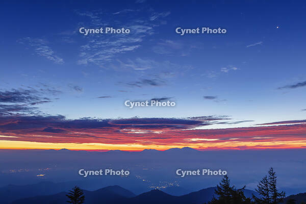 道の駅美ヶ原の展望台より雲海と朝焼け [KNO110022734]