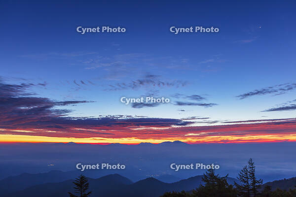 道の駅美ヶ原の展望台より雲海と朝焼け [KNO110022735]