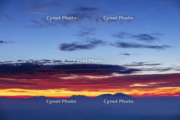 道の駅美ヶ原の展望台より雲海と朝焼け [KNO110022736]