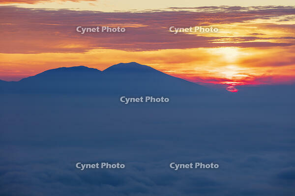 道の駅美ヶ原の展望台より浅間山と日の出 [KNO110022745]