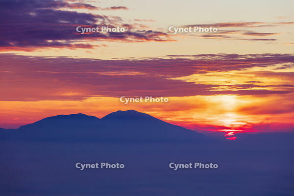 道の駅美ヶ原の展望台より浅間山と日の出 [KNO110022746]