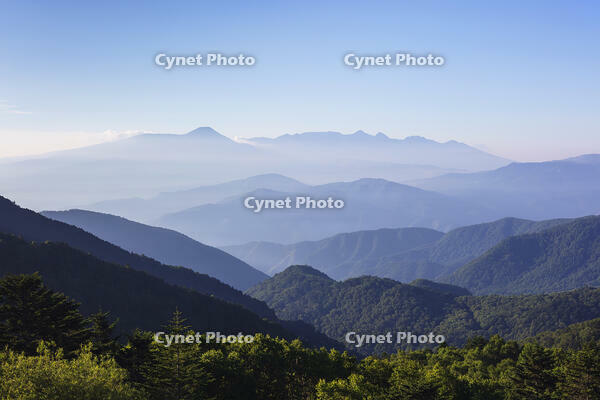 美ヶ原の山本小屋ふる里館より山並みと富士山 [KNO110022753]