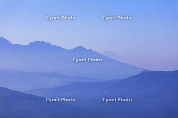 美ヶ原の山本小屋ふる里館より山並みと富士山 [KNO110022754]