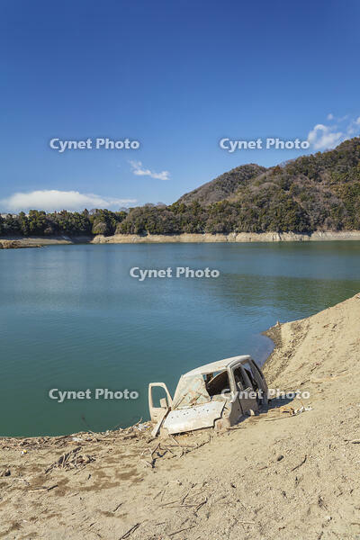 水位が低下した津久井湖から現れた車 [KNO110024183]