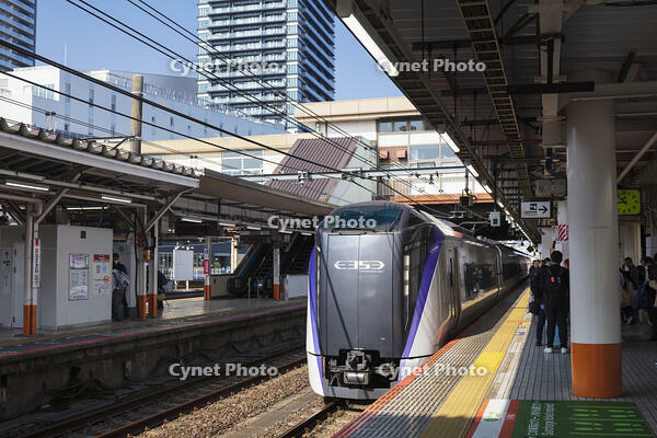 八王子駅に到着する特急列車 [KNO110024726]
