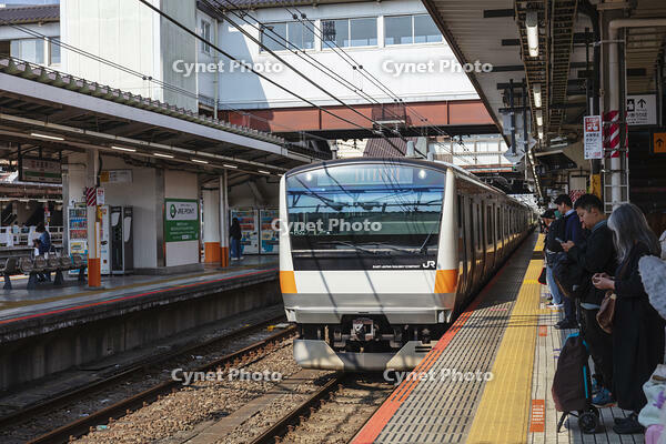 八王子駅に到着する快速列車 [KNO110024728]