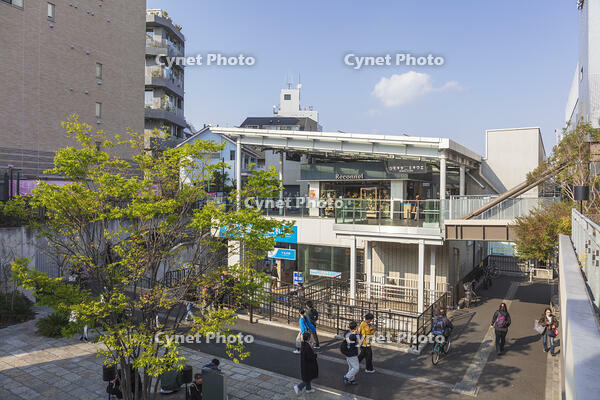 下北沢駅南西口広場 [KNO110024808]