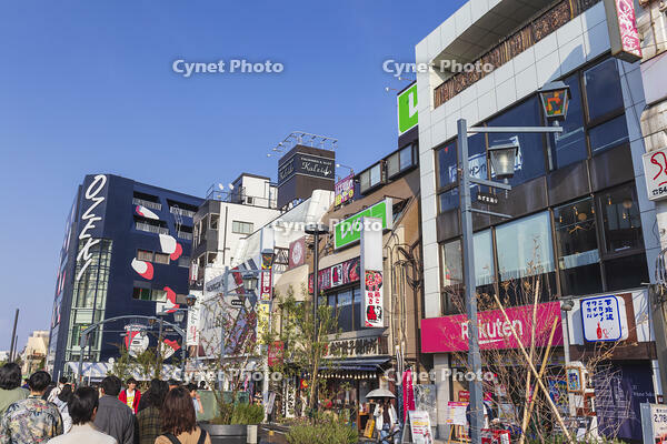 下北沢駅前広場沿いの商店街 [KNO110024813]