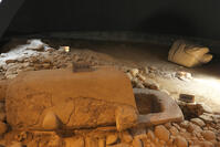 八幡塚古墳　舟形石棺　群馬県 [KHI110015647]