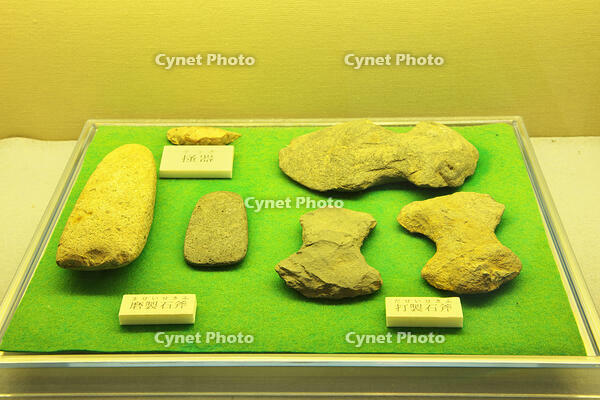 掻器と磨製石斧と打製石斧　埼玉県 [KHI110015717]