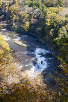 秋の吹き割の滝 [KTO110004147]