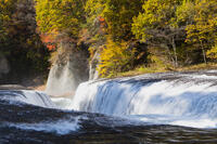 秋の吹き割の滝 [KTO110004151]