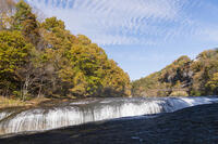 秋の吹き割の滝 [KTO110004152]