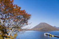 秋の榛名山と榛名湖 [KTO110004153]