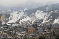 湯けむり展望台から望む鉄輪温泉街 [KTO110004179]