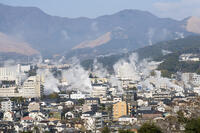 湯けむり展望台から望む鉄輪温泉街 [KTO110004181]