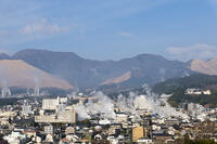湯けむり展望台から望む鉄輪温泉街 [KTO110004182]