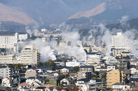 湯けむり展望台から望む鉄輪温泉街 [KTO110004183]