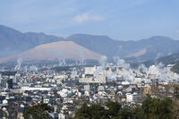 湯けむり展望台から望む鉄輪温泉街 [KTO110004184]