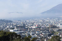 湯けむり展望台から望む鉄輪温泉街 [KTO110004185]