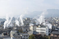 鉄輪温泉街の湯けむり [KTO110004189]