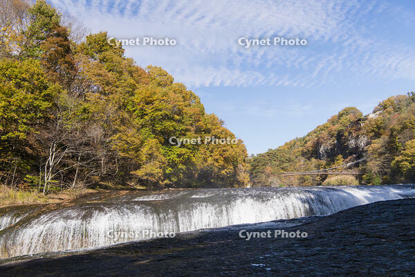 秋の吹き割の滝 [KTO110004152]