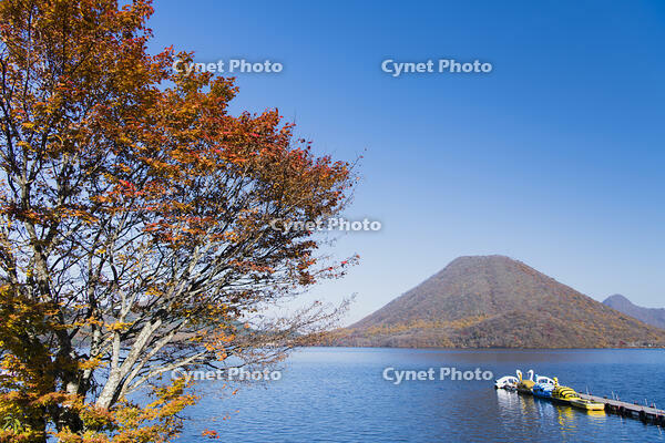 秋の榛名山と榛名湖 [KTO110004153]