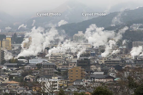 湯けむり展望台から望む鉄輪温泉街 [KTO110004179]