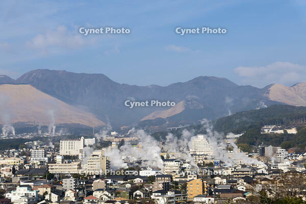 湯けむり展望台から望む鉄輪温泉街 [KTO110004182]