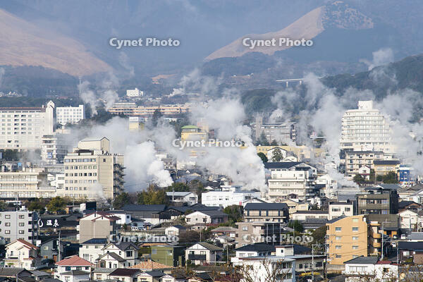 湯けむり展望台から望む鉄輪温泉街 [KTO110004183]