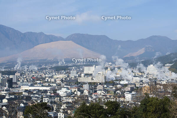 湯けむり展望台から望む鉄輪温泉街 [KTO110004184]