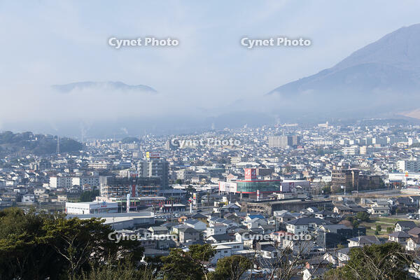 湯けむり展望台から望む鉄輪温泉街 [KTO110004185]
