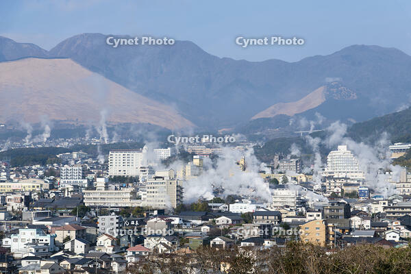 湯けむり展望台から望む鉄輪温泉街 [KTO110004186]