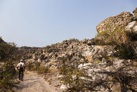 ツォディロの古代岩絵　クリフ・コース　トレッキング　世界遺産 [SKA110002728]