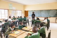 小学校　授業　ゼレ村　カラハリ砂漠 [SKA110002737]