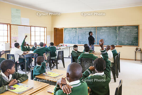 小学校　授業　ゼレ村　カラハリ砂漠 [SKA110002739]