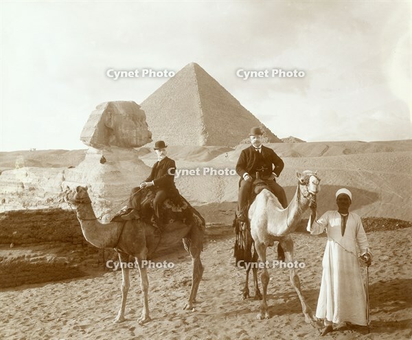 In front of the Sphinx and the Cheops pyramid on the Giza plat.. [PHT110262224]