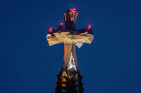 Creu que corona la torre de Jesusde la Sagrada Familia, Barcelona 17.03.2026 [ABM112368215]