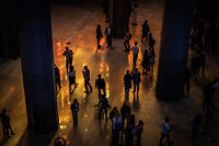 Interior de la basilica de la Sagrada Familia, a la imatge visitants amb la llum de tarda que travessa els vitralls de la fa?ana de la Passio, Barcelona 7.05.2026 [ABM112368217]