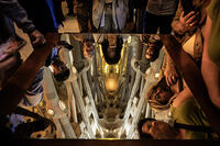 Interior de la basilica de la Sagrada Familia, a la imatge visitants i sostre del temple reflectits en un mirall, Barcelona 7.05.2026 [ABM112368223]