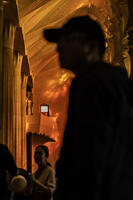 Interior de la basilica de la Sagrada Familia, a la fotografia visitants amb la llum de tarda que travessa els vitralls, Barcelona 7.05.2026 [ABM112368224]