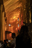 Interior de la basilica de la Sagrada Familia, a la fotografia visitants amb la llum de tarda que travessa els vitralls, Barcelona 7.05.2026 [ABM112368225]