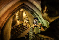 Basilica de la Sagrada Familia, a la imatge una visitant fotografia la cripta on son enterrats Antoni Gaudi i Josep Maria Bocabella, Barcelona 7.05.2026 [ABM112368226]